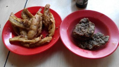 Pisang goreng cepatu dan Nike makanan khas Manado