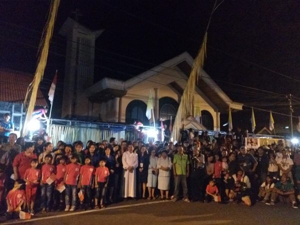 Pastor Paroki St. Antonius Padua RP Christ Santi MSC bersama pastor rekan dan ribuan umat katolik serta masyarakat sekitar datang menyambut hangat Kontingen Keuskupan Tanjungkarang Lampung peserta Indonesian Youth Day 2016 di Manado. (Mathias Hariyadi/Sesawi.Net)