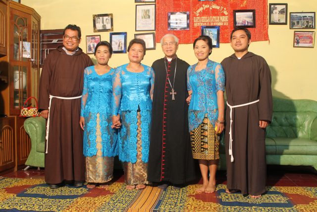 3 adik perempuan 1 pastor with uskup pius